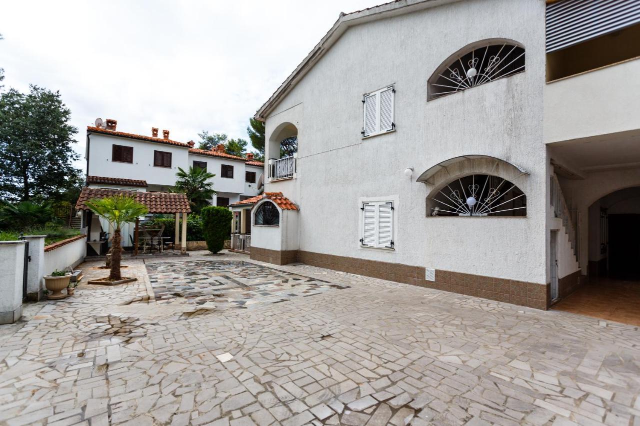 Apartmani Mili Malinska Exterior foto
